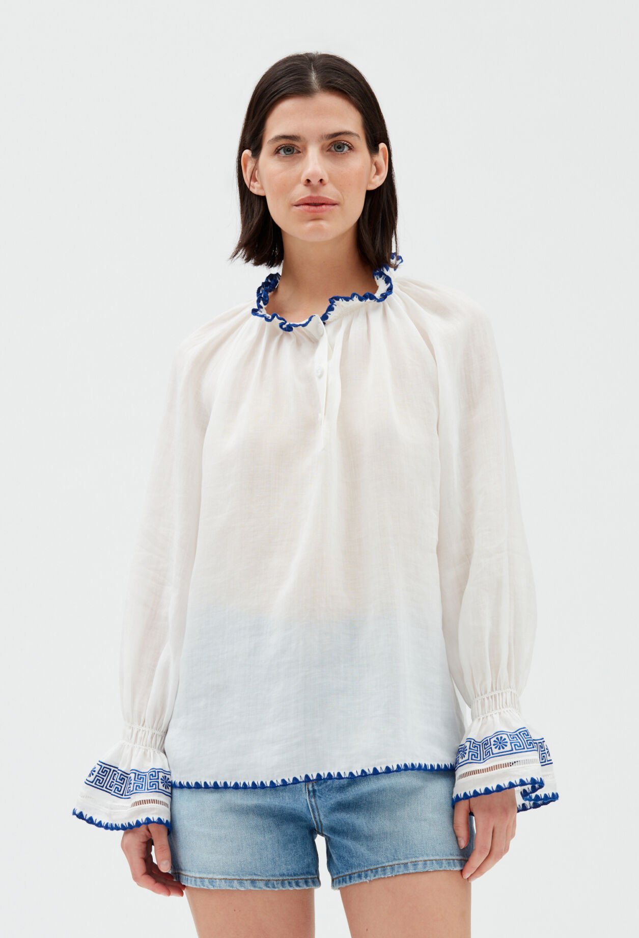 Blouse brodée écrue