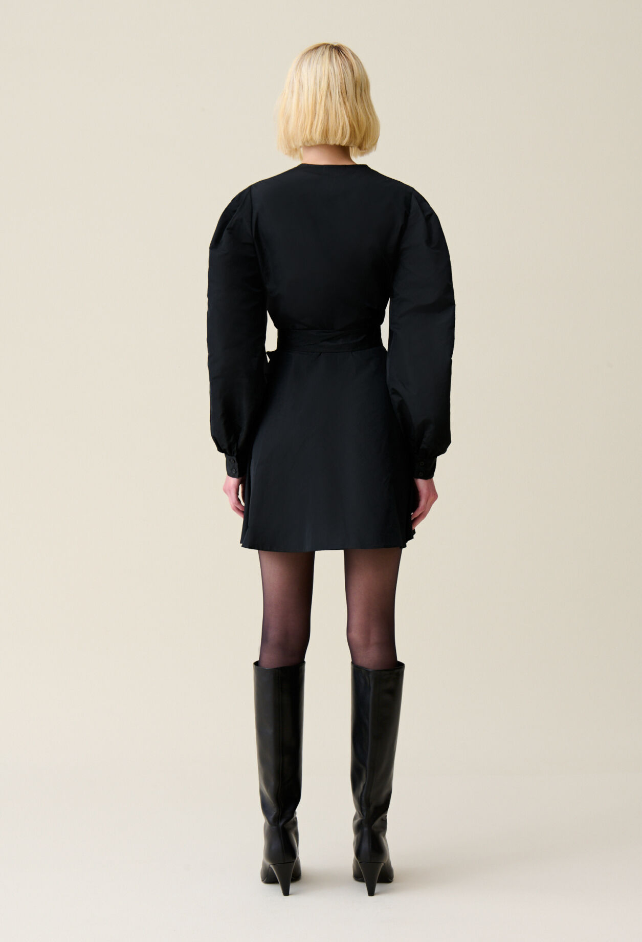 Robe courte manches ballons noire