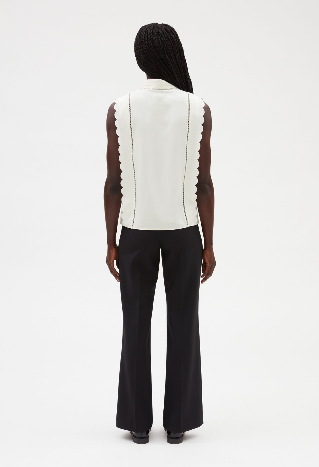 Sleeveless scalloped shirt