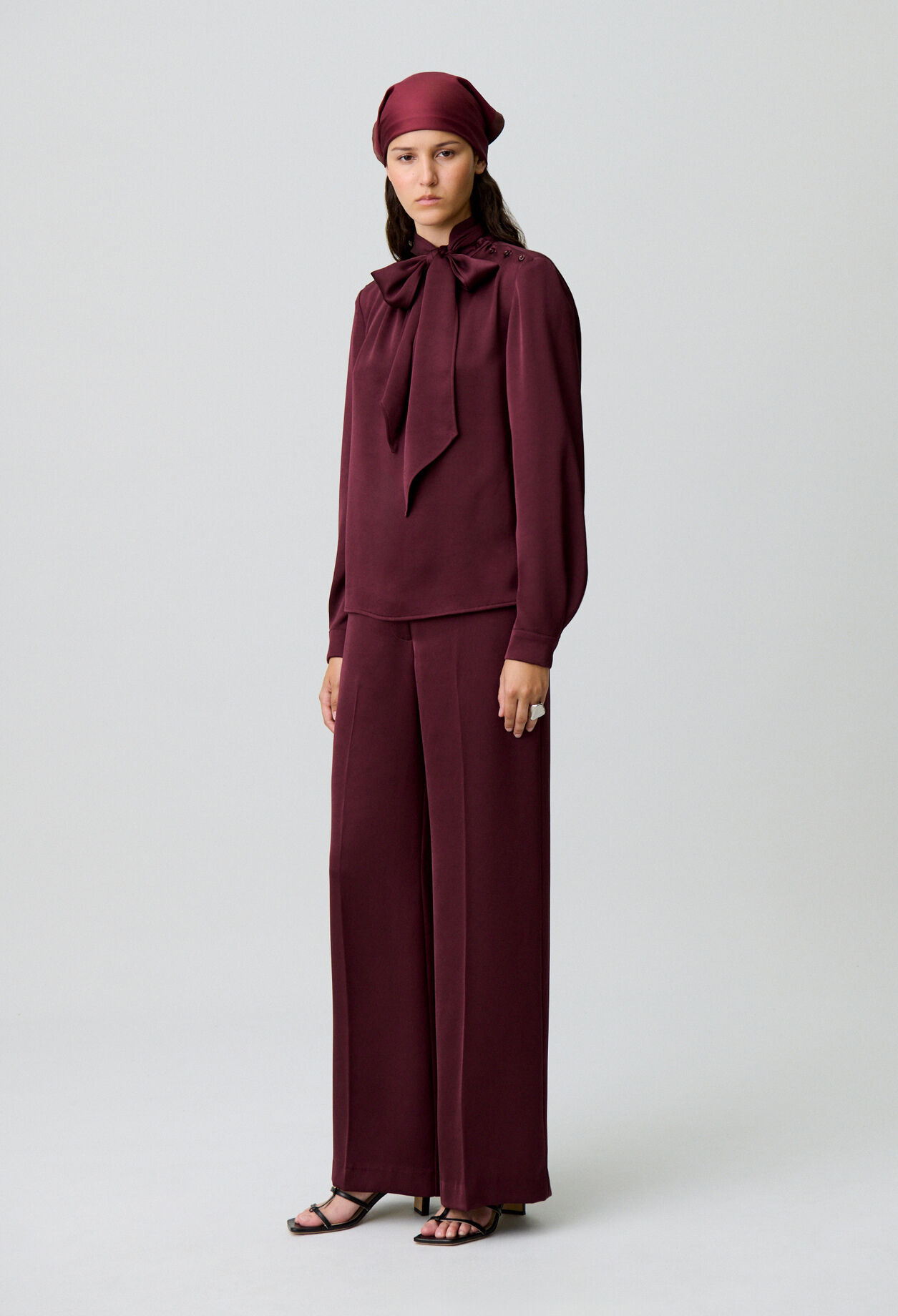 Flowy blouse with lavallière collar