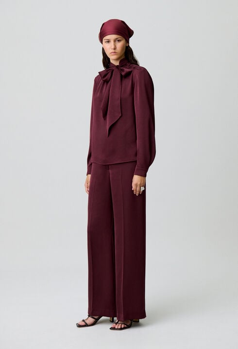 Flowy blouse with lavallière collar
