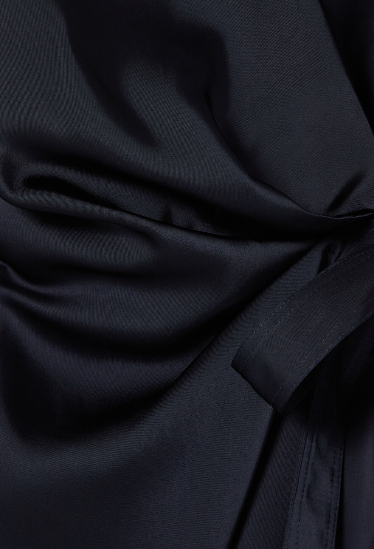 Robe satinée mi-longue portefeuille