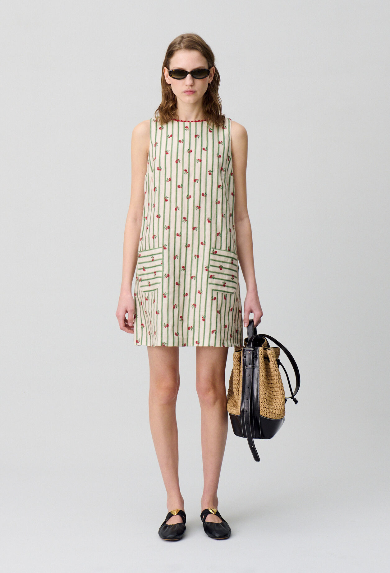 Robe courte sans manches