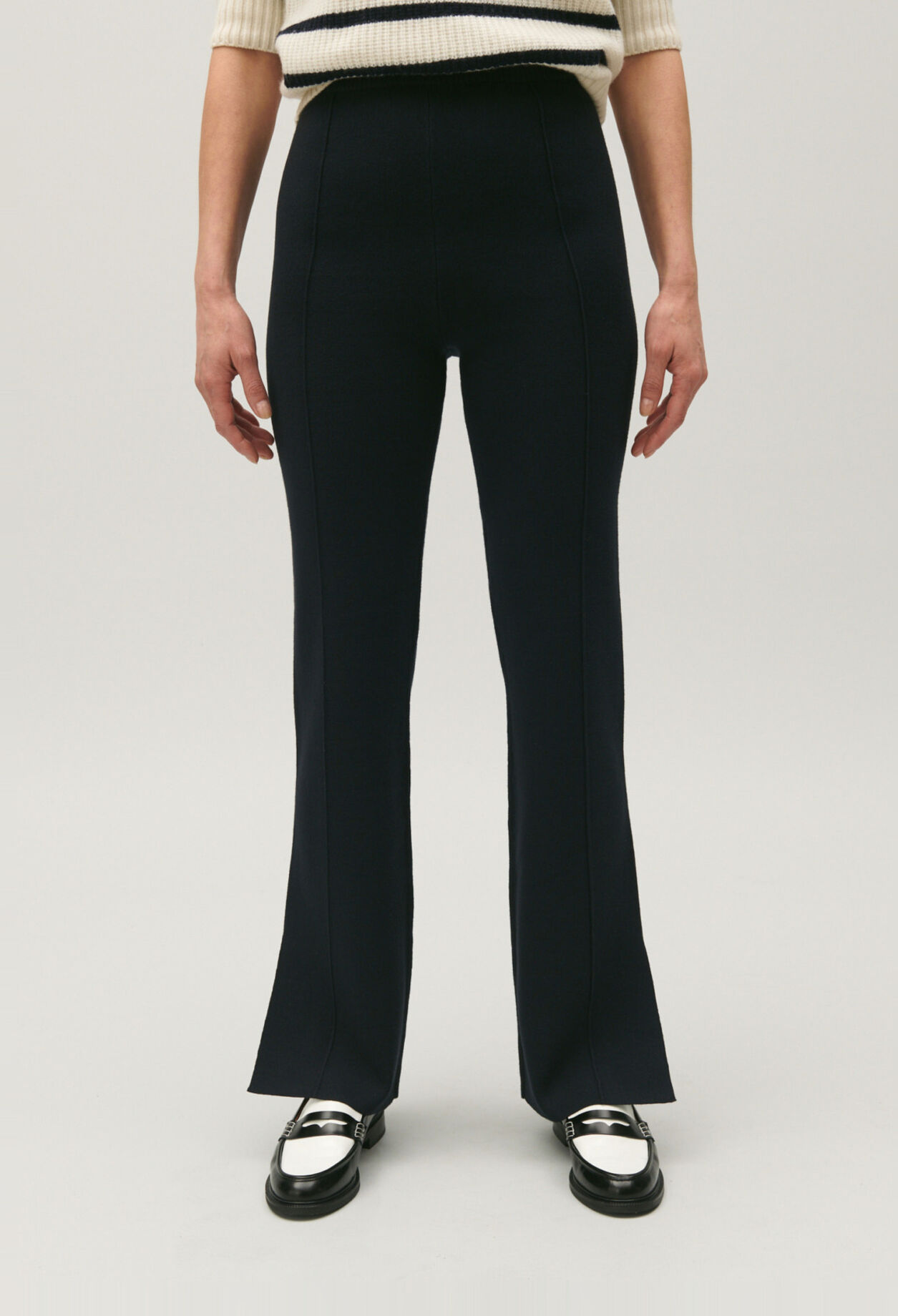 Straight cut trousers slits