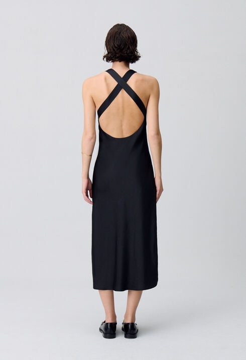 Robe longue satinée dos nu