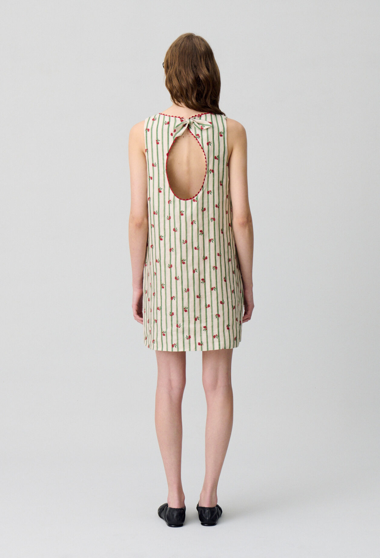 Robe courte sans manches