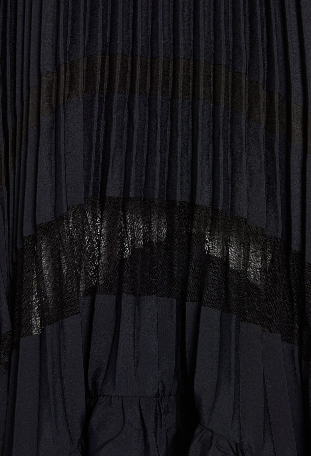 Robe plissée à volant