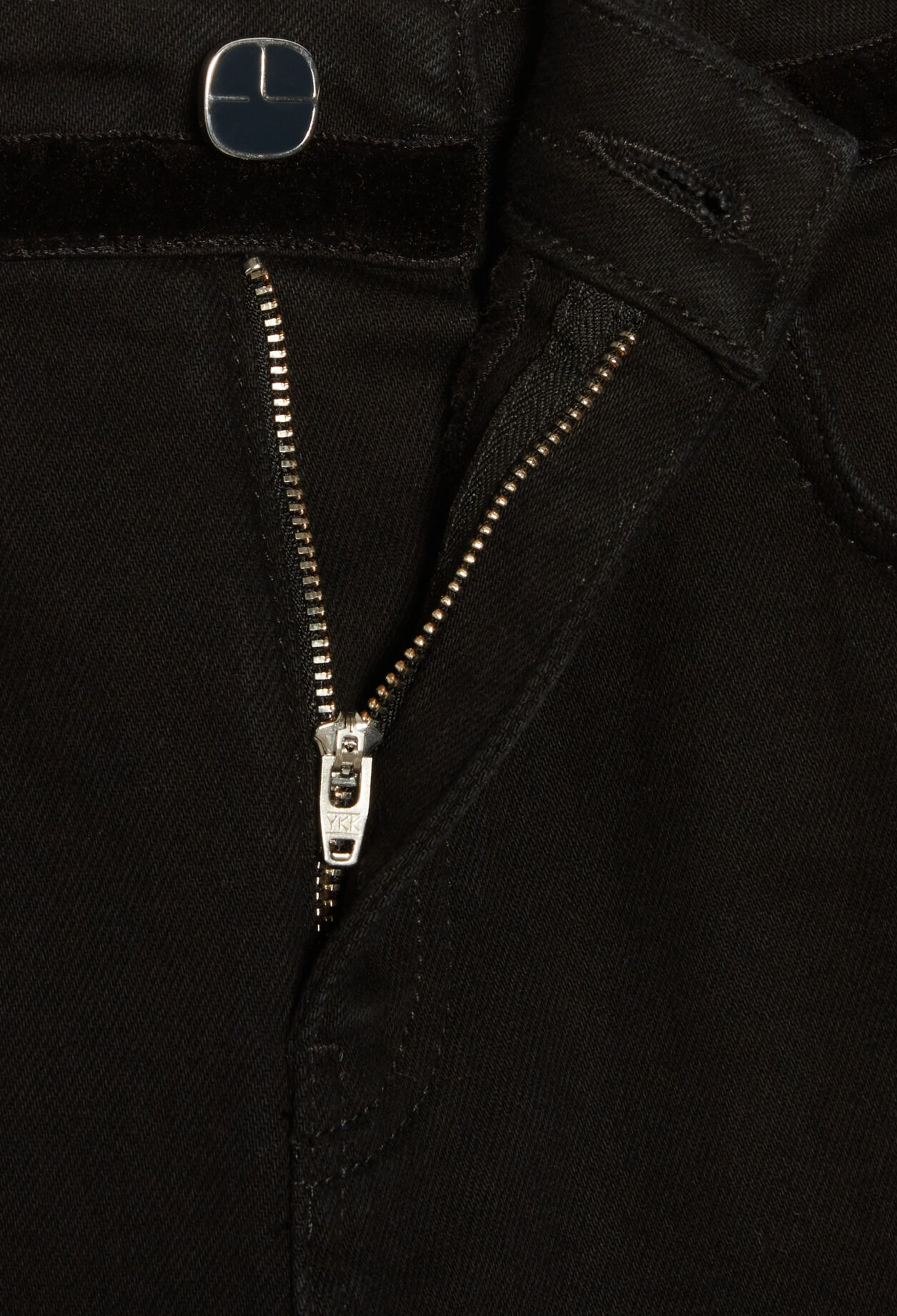 Straight jeans with raw edges