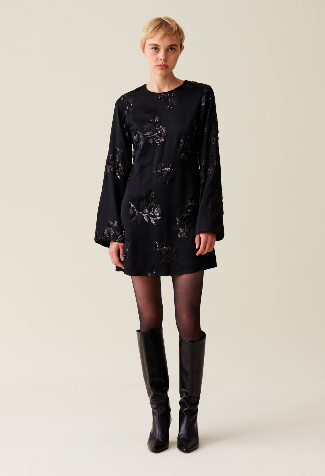 Robe courte noire sequins brodés