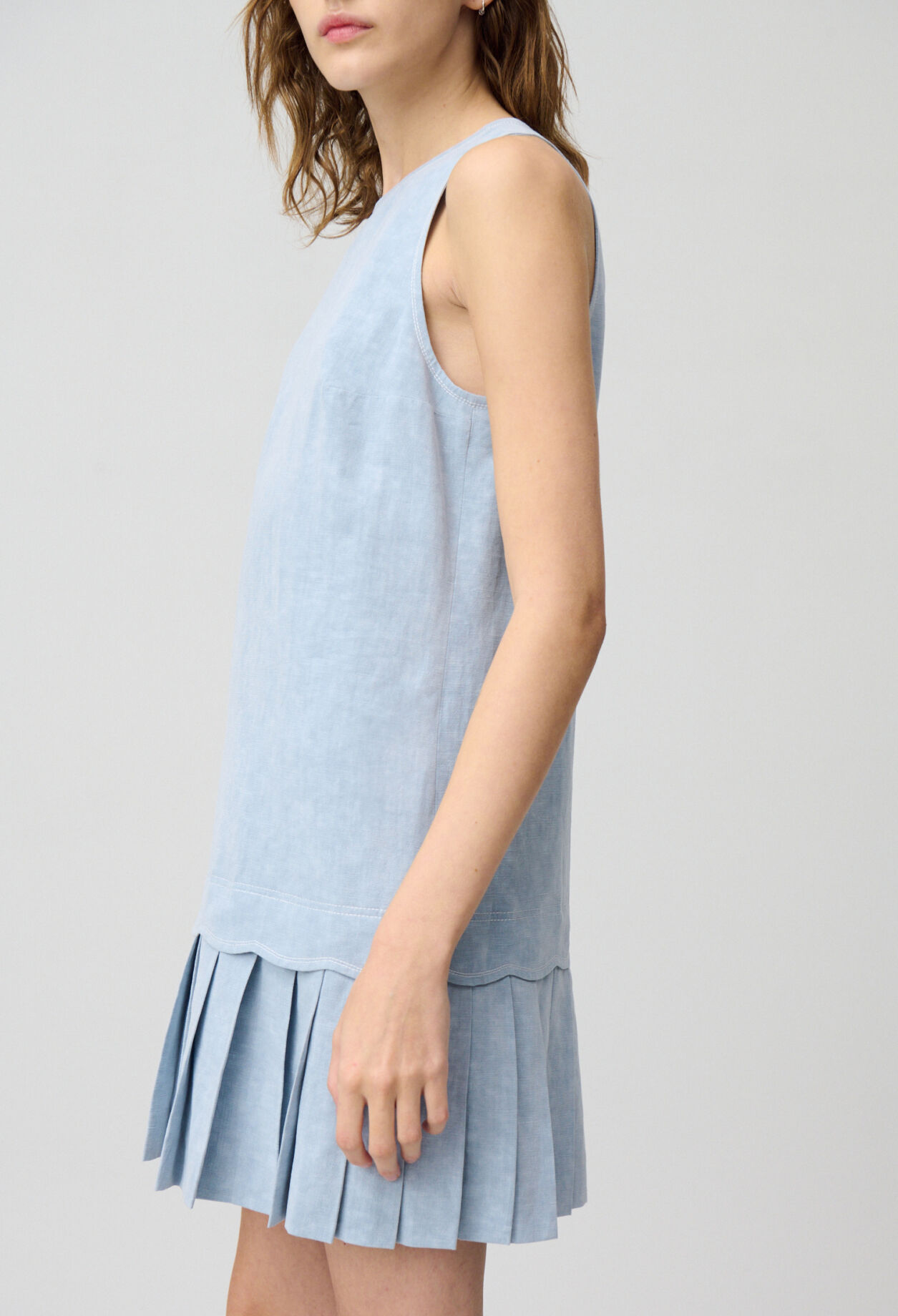 Robe courte sans manches
