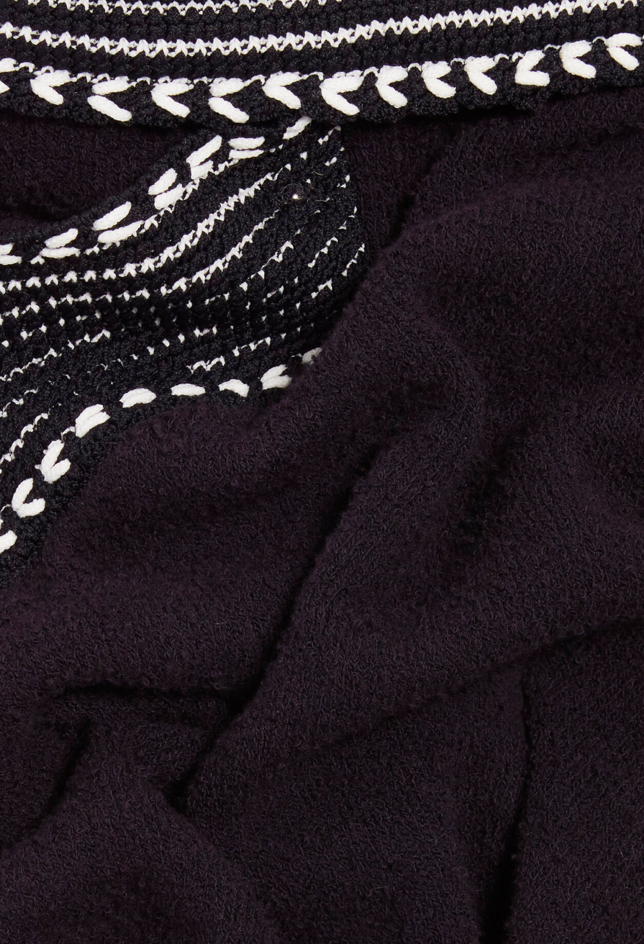 Short navy knit skirt