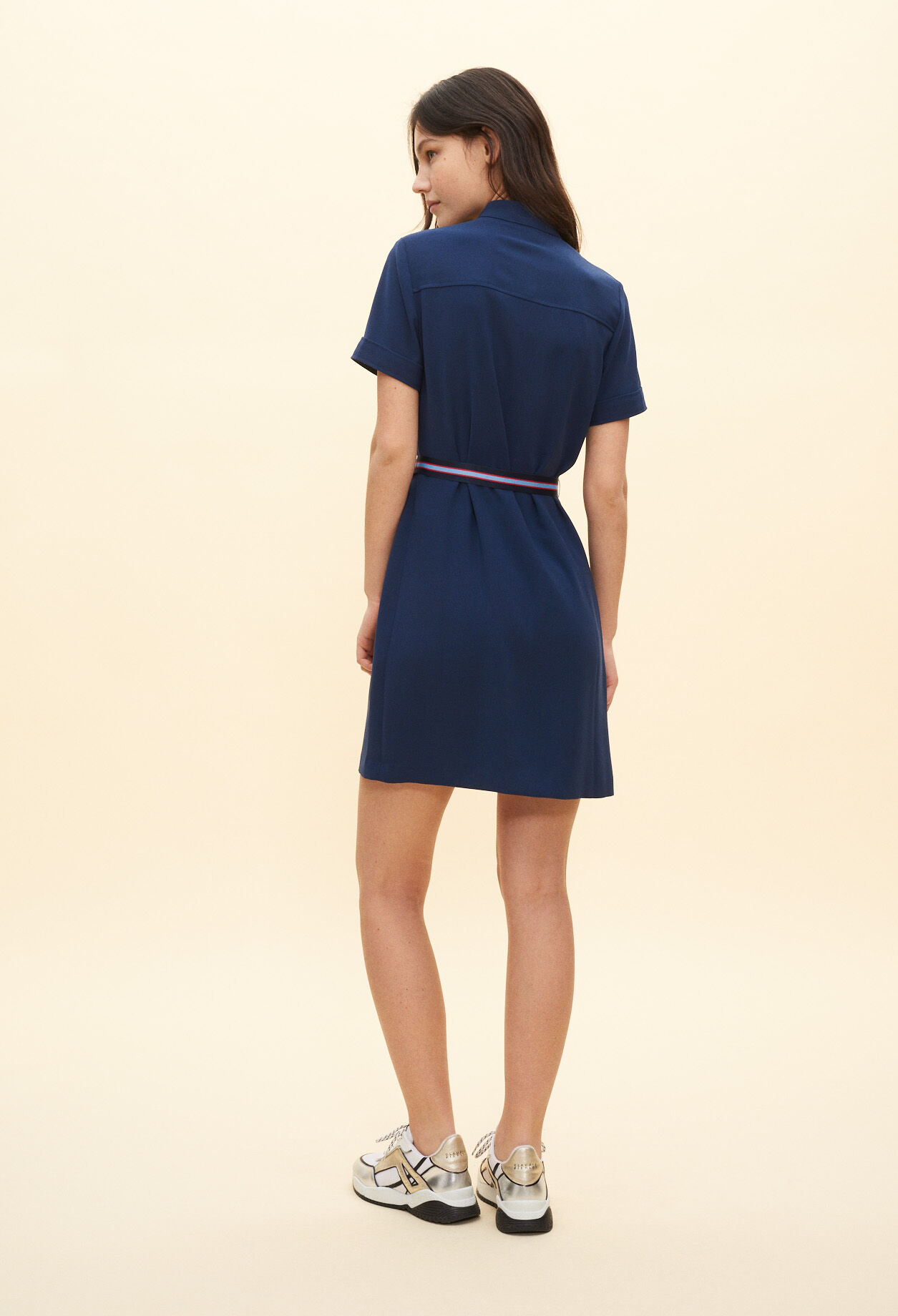Robe courte ceinturée