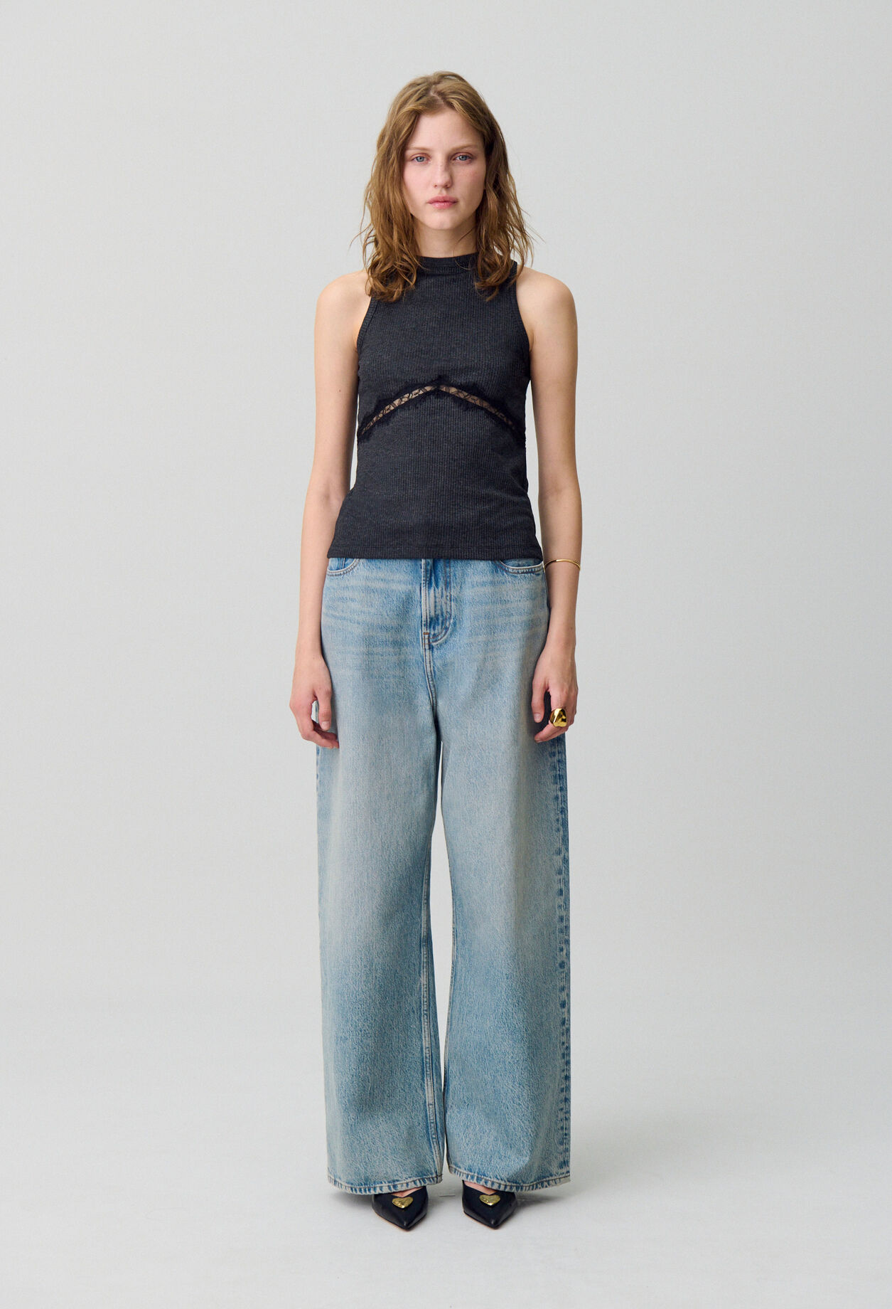 Sleeveless lace T-shirt