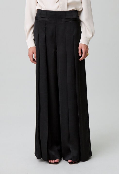 Pleated wide-leg trousers