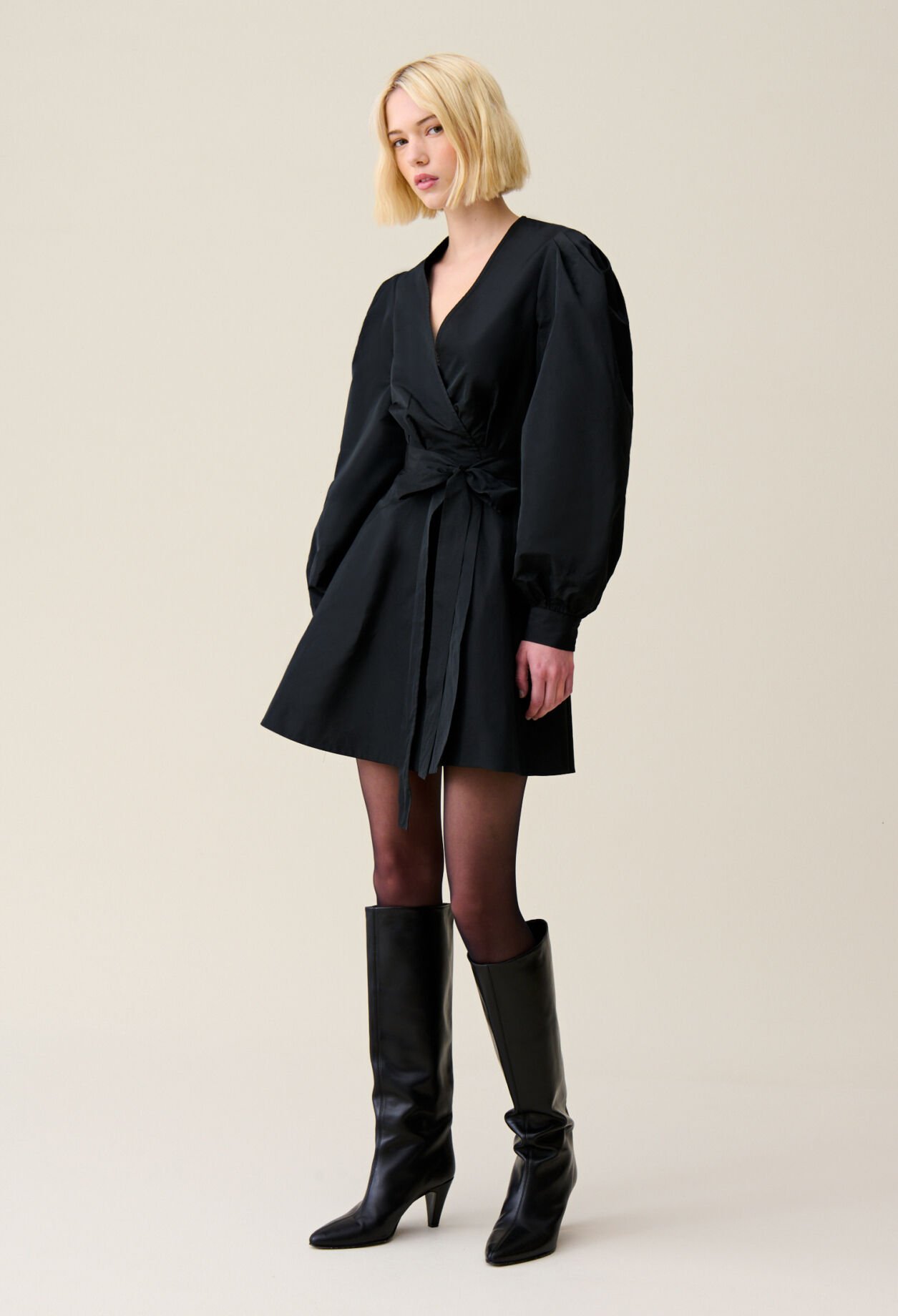 Robe courte manches ballons noire